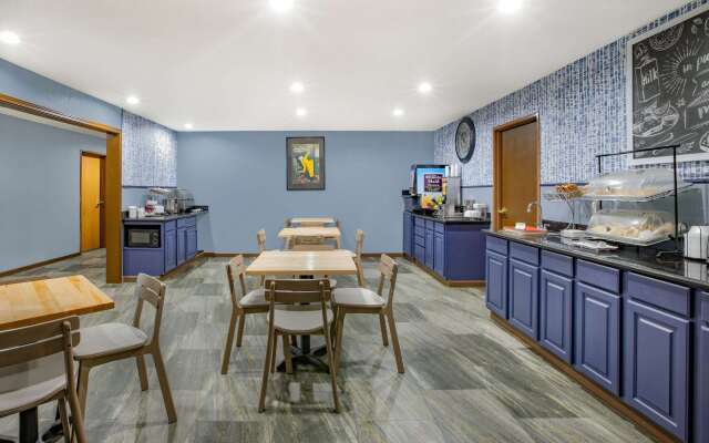 AmericInn by Wyndham Pella