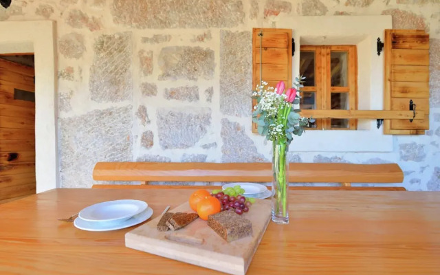 Cozy Holiday Home With Garden in Starigrad