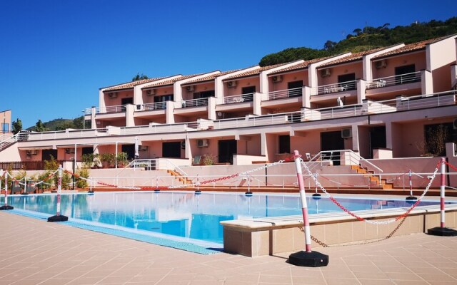 Kefalure, Terraced House in Residence With Swimming Pool