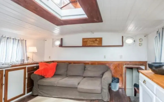 Anna Johanna Houseboat