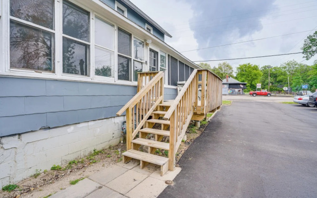 Snowmobile Trail On-site: Lakefront Mound Apt!