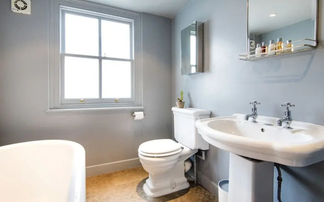 Flawless Family Home Close To Islington