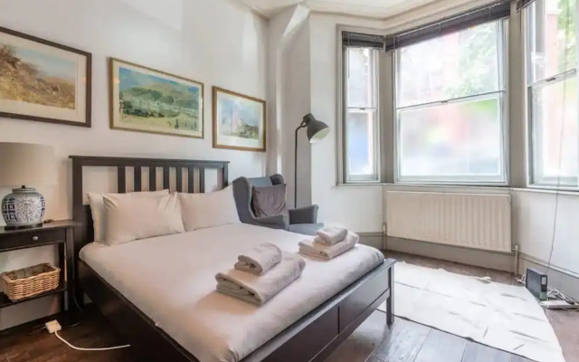 Eclectic 2 Bedroom Victorian era Apartment in Oval