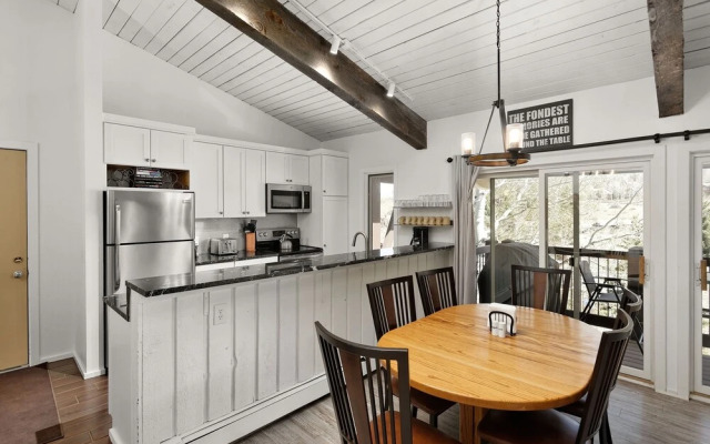 Snowmass 2BR Loft Retreat Deck, Fireplace & Views - 21E