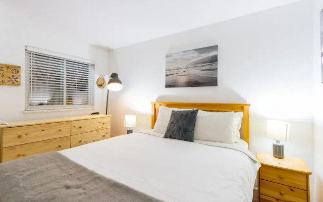 Cute and Cozy, Walk to Gondola Ski in Out