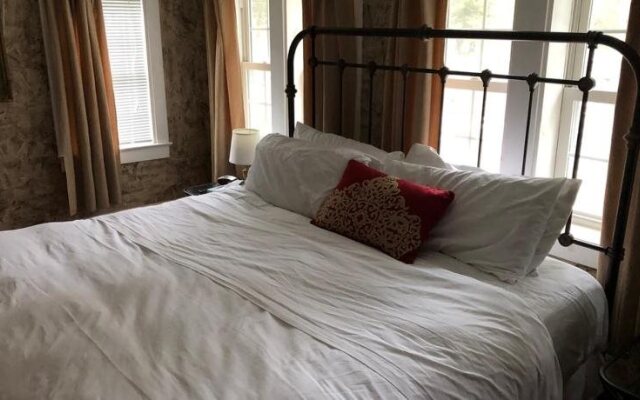 The Frogtown Inn And 6 Acres Restaurant