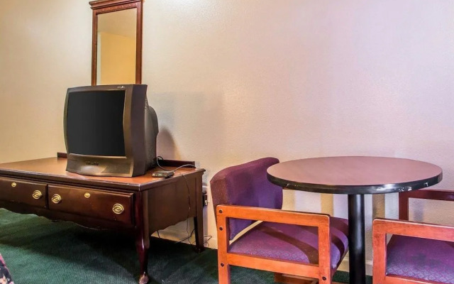 Econo Lodge Inn & Suites Granite City