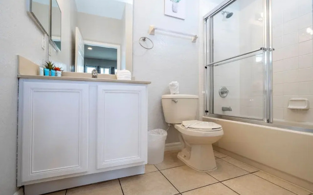 Cozy 4BR Regal Oaks w hot tub