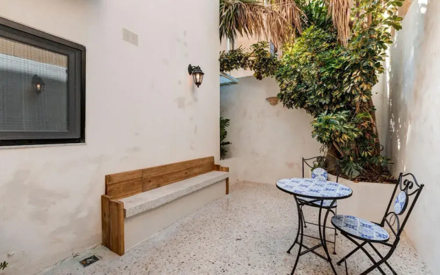 Exquisite Apartment With Patio