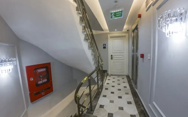 Отель Crowned Hotel