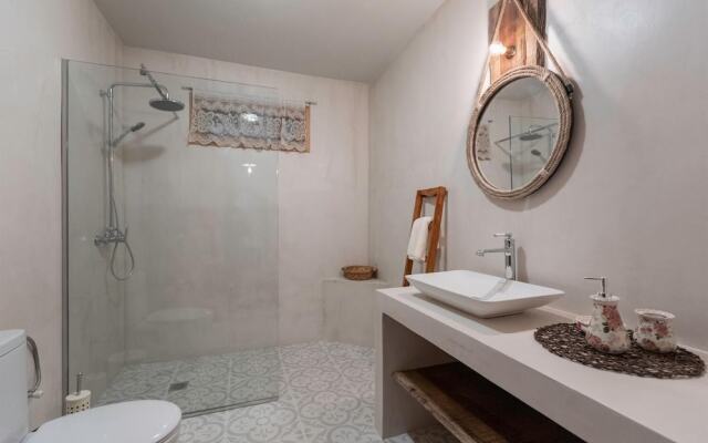 Rose Traditional House