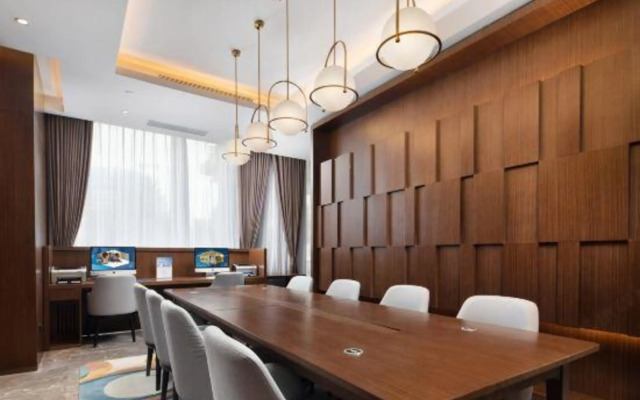 Hampton by Hilton Zhumadian Sports Center