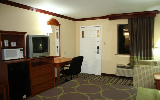 Super 8 by Wyndham San Marcos