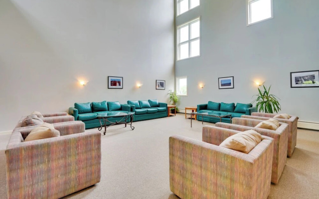 Ski-in/ski-out Magic Mountain Condo w/ Deck!