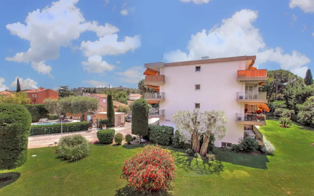 Modern Family Home 5 min to Beach +Pool +Garage