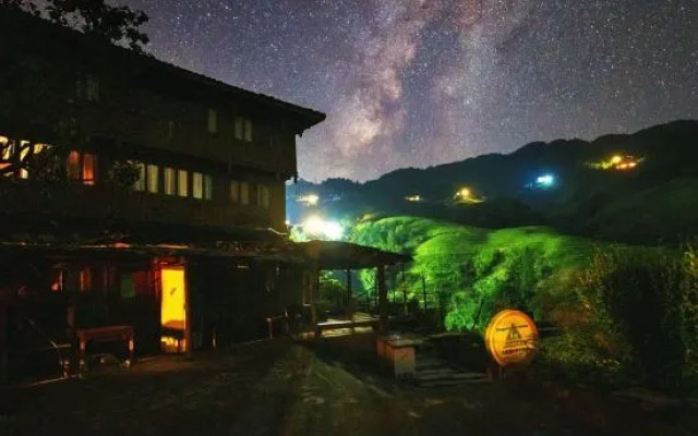 Dragon's Den Hostel
