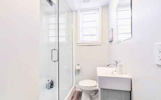 Spacious 1BR Apt With King Bed and Netflix Near Downtown