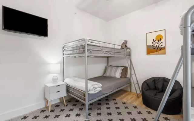 New Lakeview Penthouse - Amenities Galore!