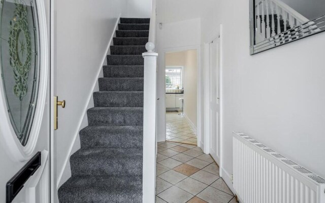 Impeccable 4-bed Apartment in Hornchurch