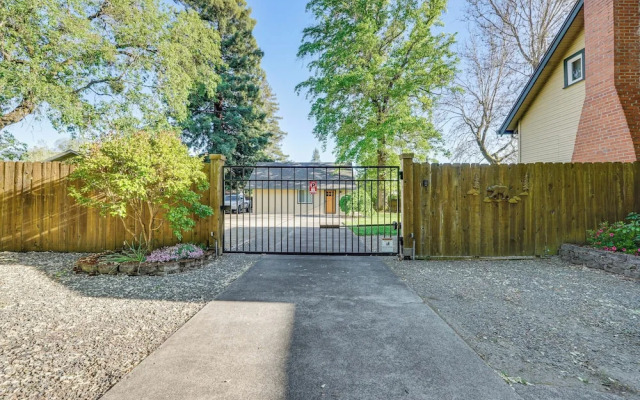 Welcoming Grants Pass Retreat - Walk to Park!