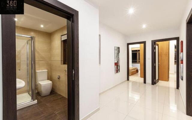 Seafront 4BR APT with mesmerising Balcony & VIEWS by 360 Estates