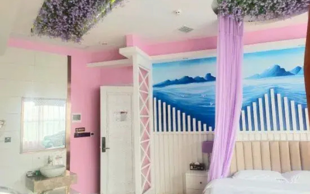 Pingjiang Qihang Theme Hotel