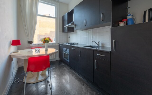 Dina Perla Lodges shared home in museum district