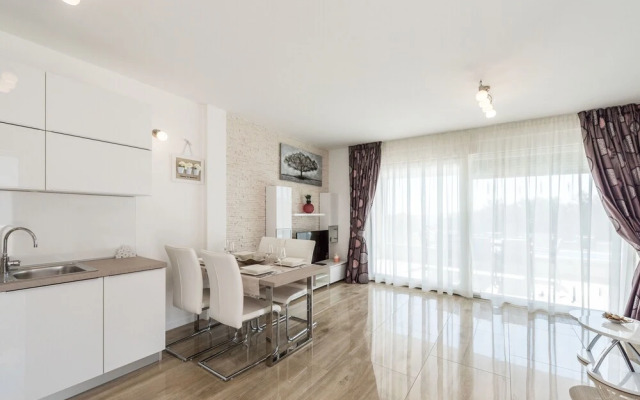 Apartments with Pool Villa Zora