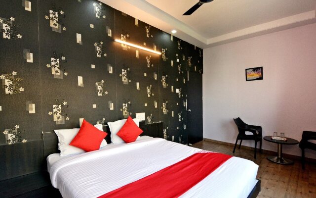 Hotel Majestic Deluxe Lodging by OYO Rooms
