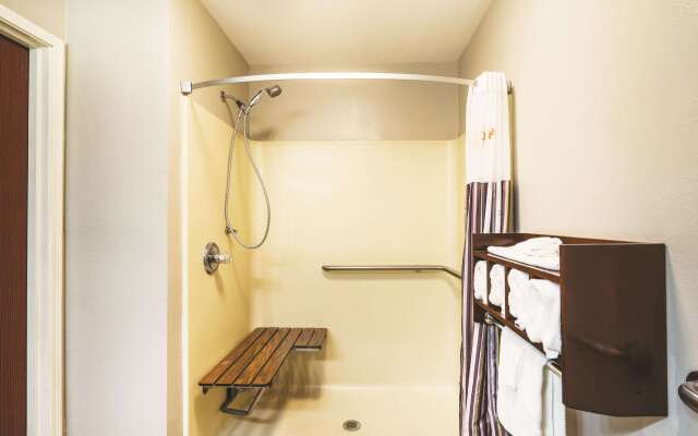 La Quinta Inn & Suites by Wyndham Louisville East