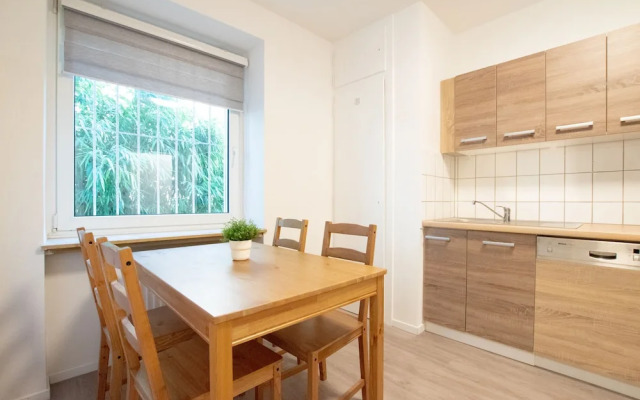 Comfortable Large Center Apartment