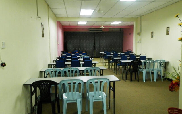 OYO 43962 Ezzy In Hotel