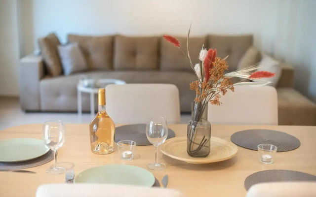 Stylish 2BDR Apt by Acropolis
