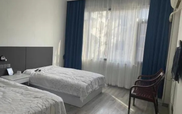 Three Date Huali Hotel