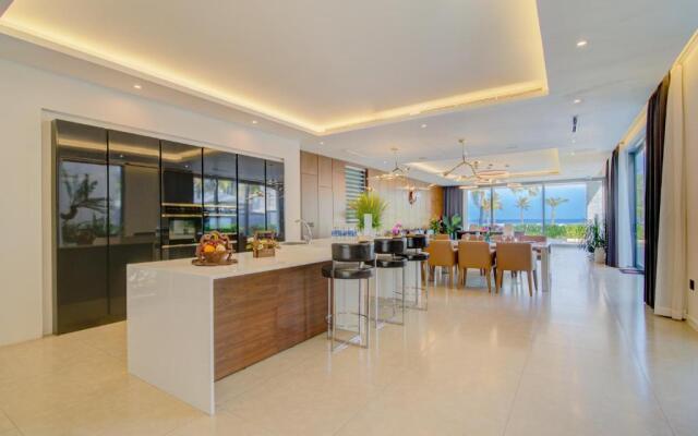 Five Stars 5 Bedrooms And 1 Movie Room Beachfront