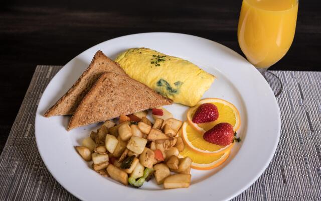 Holiday Inn & Suites Philadelphia W - Drexel Hill by IHG