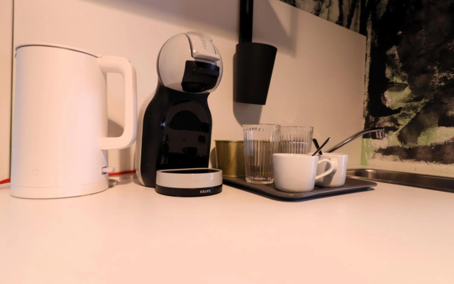 Naomi app,Netflix,between bus and train station