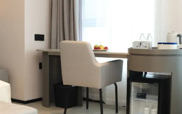 Shenyang Tiexi Square Baogong Street Light Residence Hotel