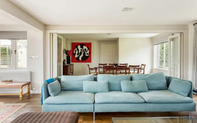 Spacious & Stylish Cotswold Family home