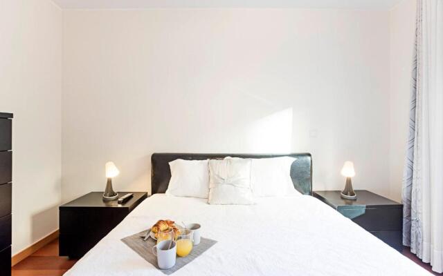 2BR Flat by Metro w/ Free Parking by LovelyStay