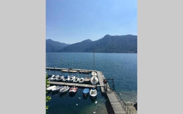 Mamma Ciccia Holiday Home - Front Lake Apartment, beach and swimming pool