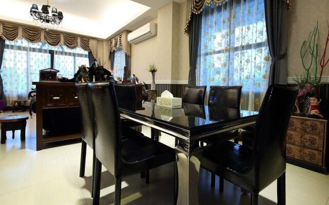 Textile Girl Romantic Homestay