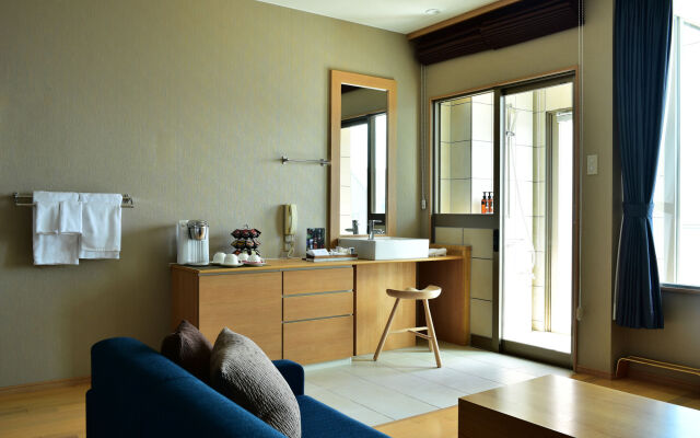 Fontaine Bleau Atami