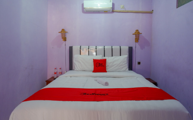 RedDoorz near Goa Jatijajar 2 – Guest Rooms – Kebumen