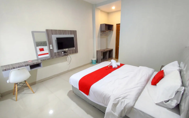 RedDoorz Syariah near GOR Satria Area