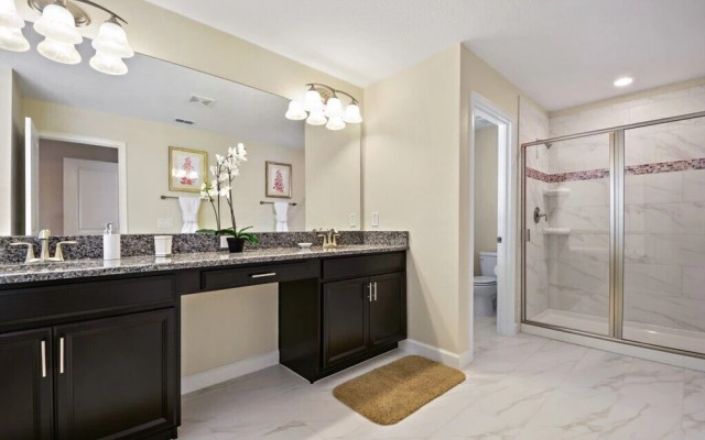 Amazing 5 Bedroom Home With Private Pool Home