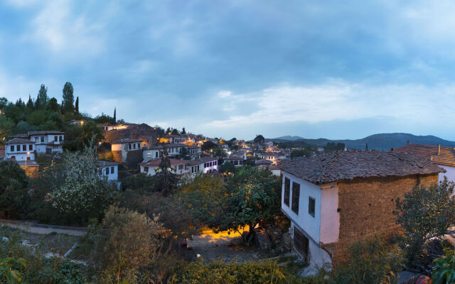 Terrace Houses Sirince - Fig, Olive Clockmakers and Grapevine