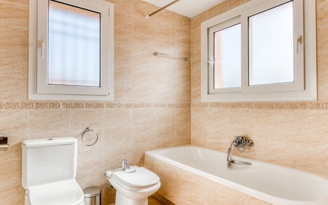 Peaceful Holiday Home in Sitio de Calahonda With Garden