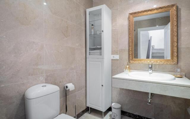 2305 - Luxury villa with sea view and pools