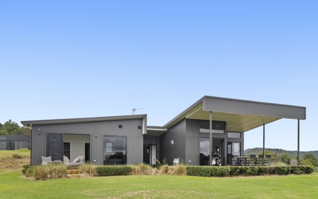 Scenic House With Private Yard & BBQ Area